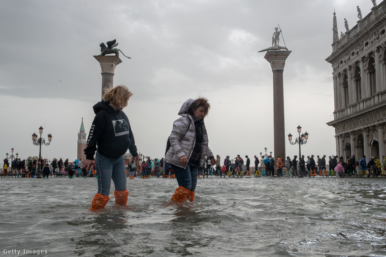 A korábbi áradások alatt még a szárazföldet is elöntötte a víz Velencében. Most néhol teljes a szárazság. (Fotó: NurPhoto / Getty Images Hungary)