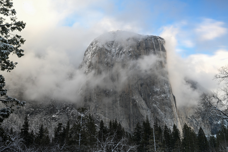 Az El Capitan ködbe burkolózott a Yosemite Nemzeti Parkban