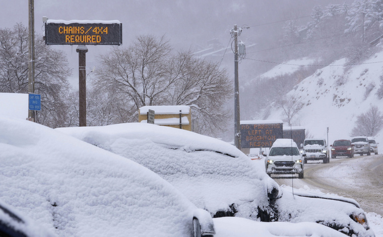 Szakadó hóesésben araszolnak autók a Utah állambeli Salt Lake Cityben 2023