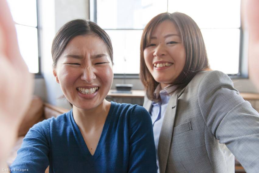 Japánban a csálé fogsort Yaebának nevezik, ami szó szerint azt jelenti, hogy „dupla fog”. Ez arra utal, amikor a felső szemfogak kiugranak szomszédos fogakhoz képest