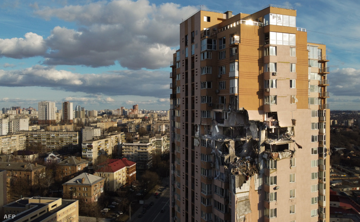 Az egyik elsőként találatot szenvedett lakóház Kijevben 2022. február 25-én