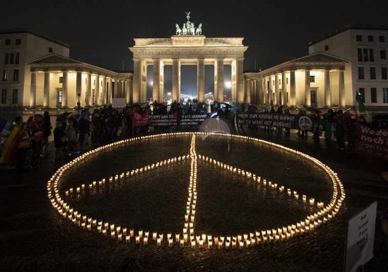 Gyertyákból készült békeszimbólum a Brandenburgi kapu előtt. (Fotó: Paul Zinken/Northfoto)