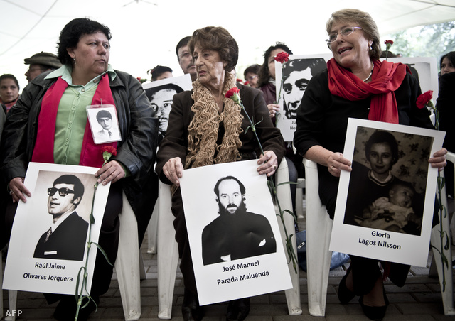 Michelle Bachelet, korábbi chilei elnök édesanyjával, Angela Jeriával és Lorena Pizzaróval, a Fogvatartottak és Megkínzottak Hozzátartozóinak Szövetségének elnökével a diktatúra idején kínzóközpontként használt Villa Grimaldi nevű helyen tartott megemlékezésen