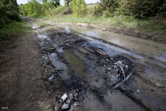 Emberi maradványokat találtak egy kiégett autóban Baranyában