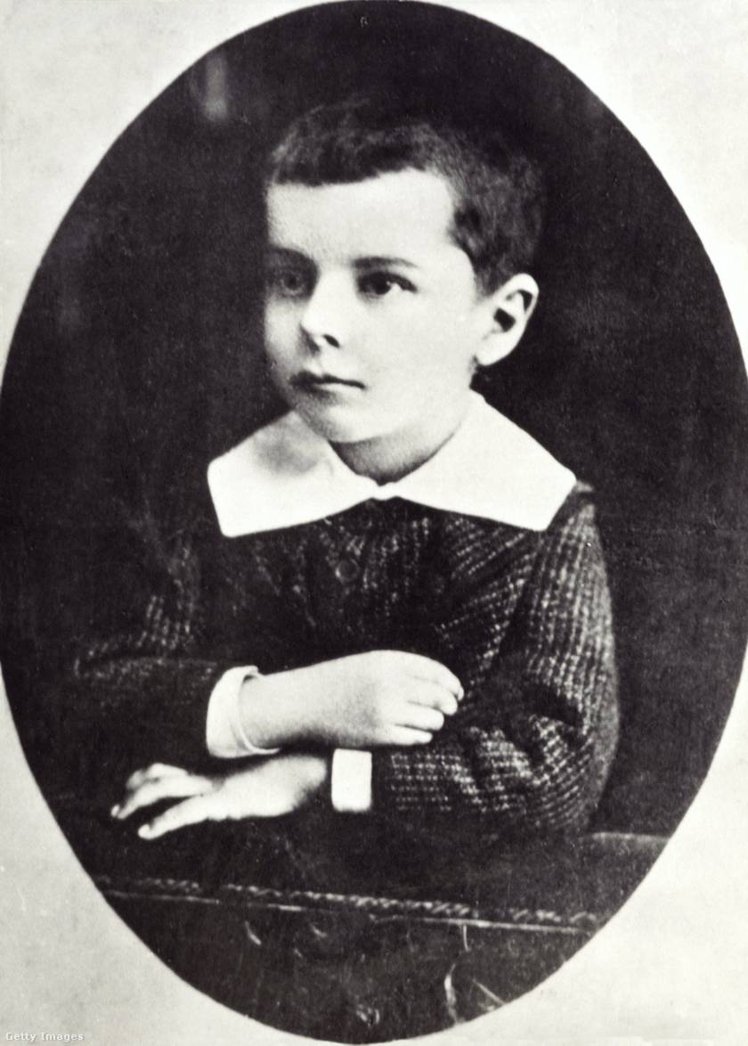 A 20. század egyik legjelentősebb zeneszerzője, a zongoraművész és népzenekutató gyerekként: a képen a hatéves Bartók Béla 1887-ben.