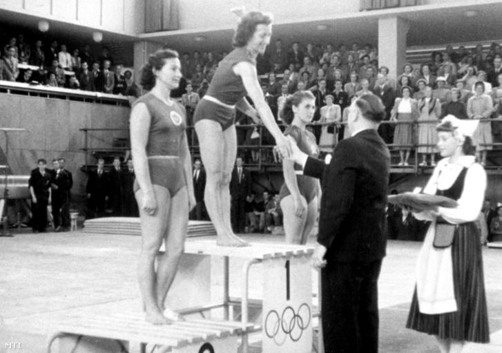 Keleti Ágnes, a talajtorna első helyezettje átveszi az aranyérmet, a második a szovjet Gorohovszkája (b), a harmadik helyen pedig Korondi Margit (j) végzett 1952. július 30-án