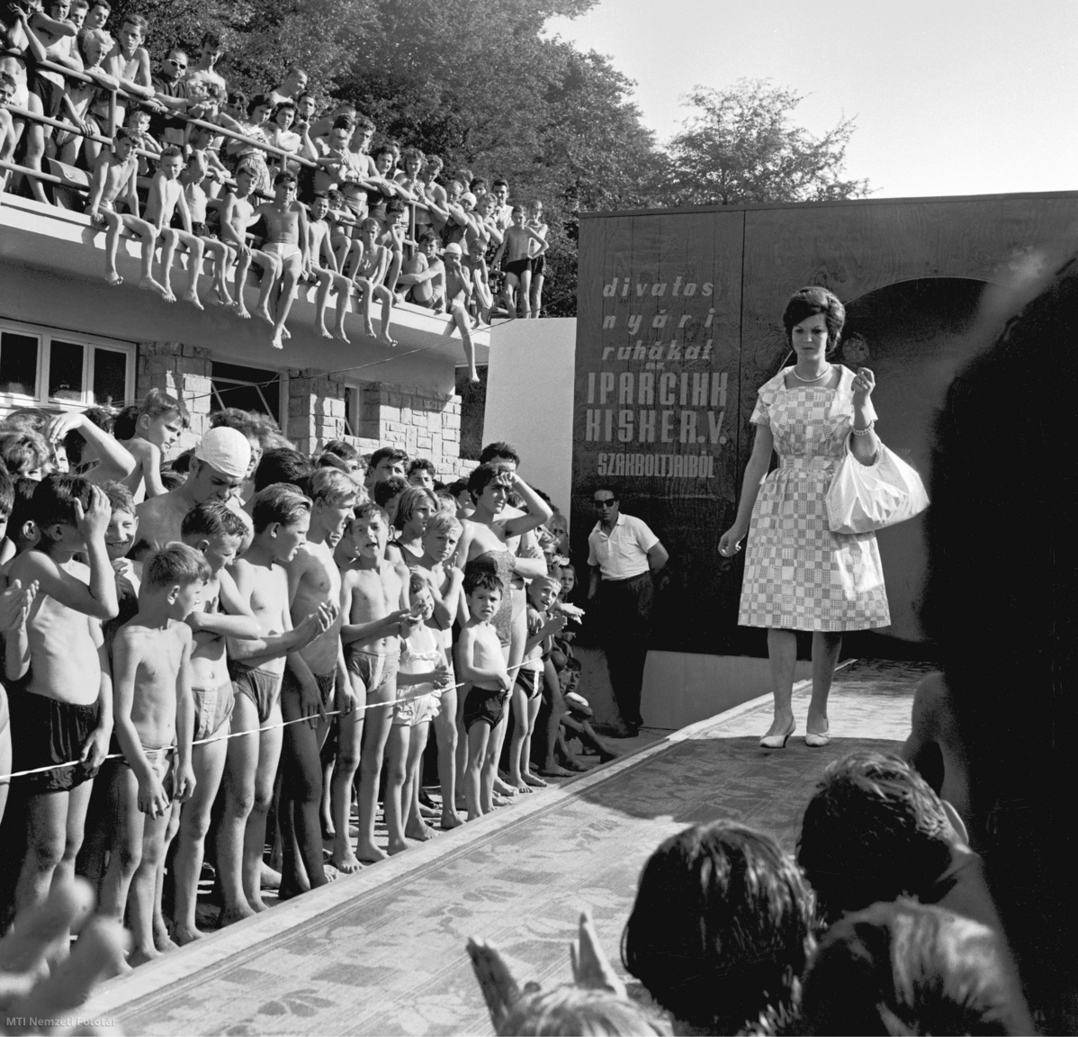 Tatabánya, 1961. július 1. A megyei Iparcikk Kiskereskedelmi Vállalat divatbemutatója az új, 5 ezer főt befogadó strand avatásán.