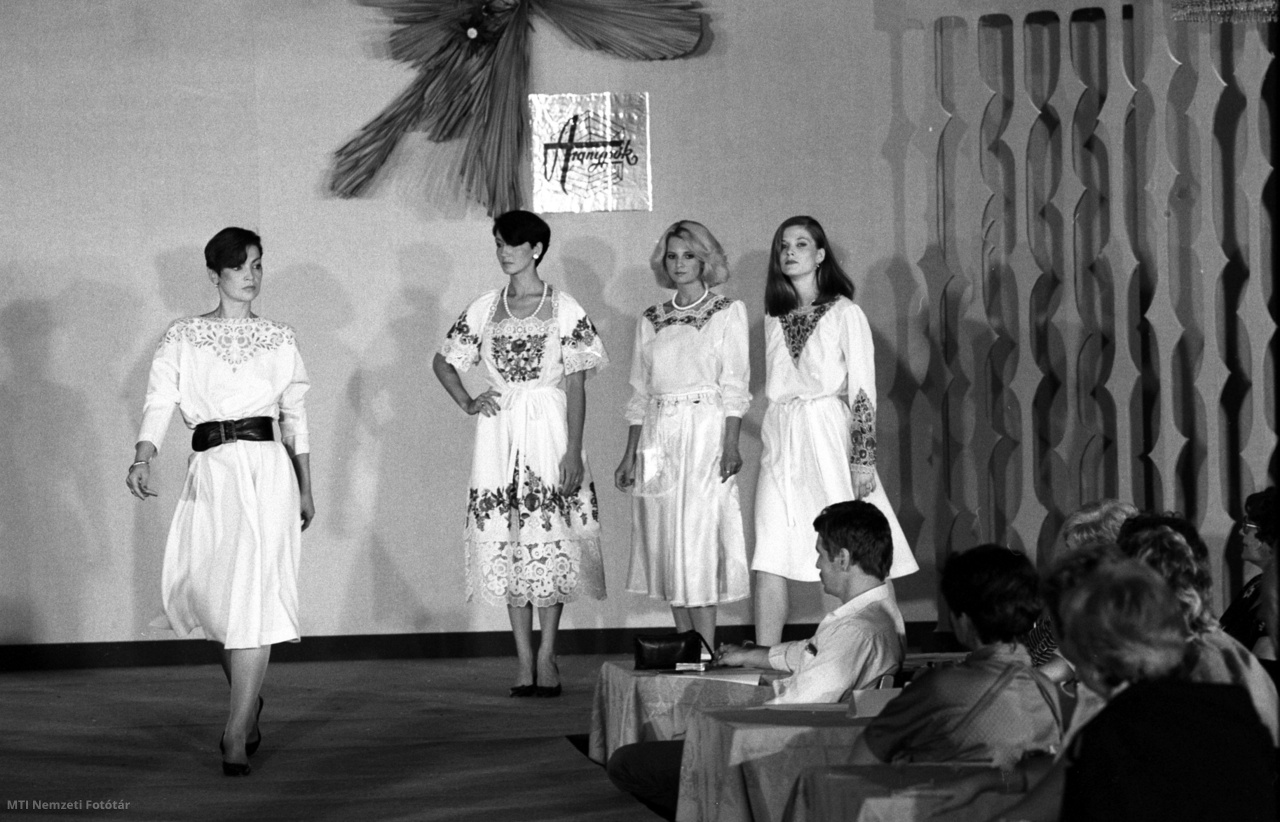 Budapest, 1984. szeptember 3. Népművészeti motívumok felhasználásával készült ruhákat mutatnak be Safranek Anna, Molnár Vali, Kertész Éva és Szőnyi Kinga (b-j) manökenek. Az Aranypók Divatáru Kereskedelmi Vállalat szeptember 3-án a Hotel Duna Intercontinentalban divatbemutatón mutatta be az Aranypók-Konsumex Divatáruház teljes áruválasztékát.