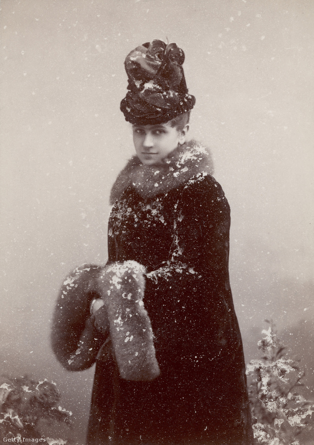 Katharina elegáns télikabátban az 1890-es években