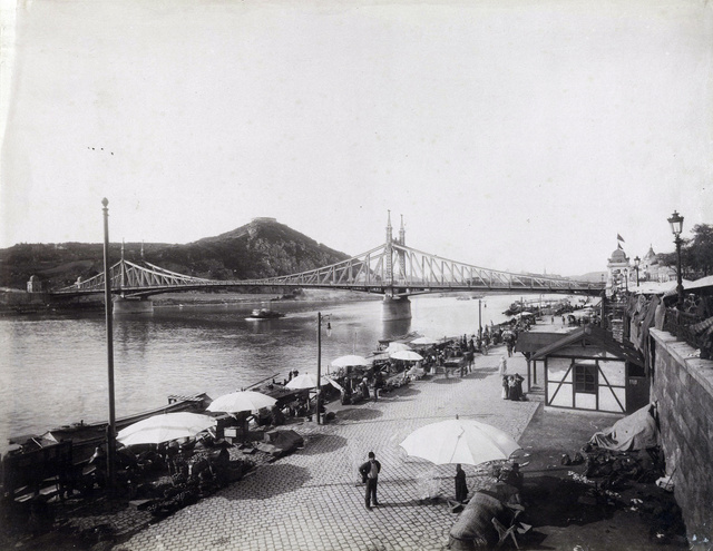 Piac a pesti alsó rakparton a Ferenc József hídnál az 1900-as évek elején