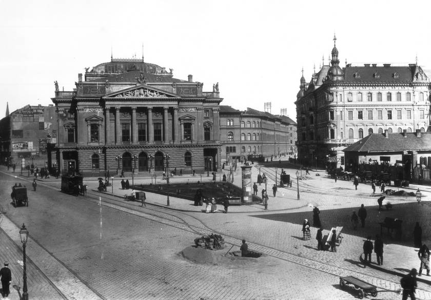 A Blaha Lujza tér látványát 1870-es évekbeli megépülésétől kezdve meghatározta a Nemzeti Színház egykori épülete, csaknem egy évszázadon át. A tér impozáns és élettel teli volt.