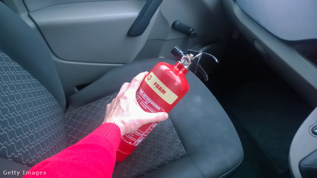 Az autóban lévő tűzoltó készülék egy esetleges vészhelyzetben életmentő lehet