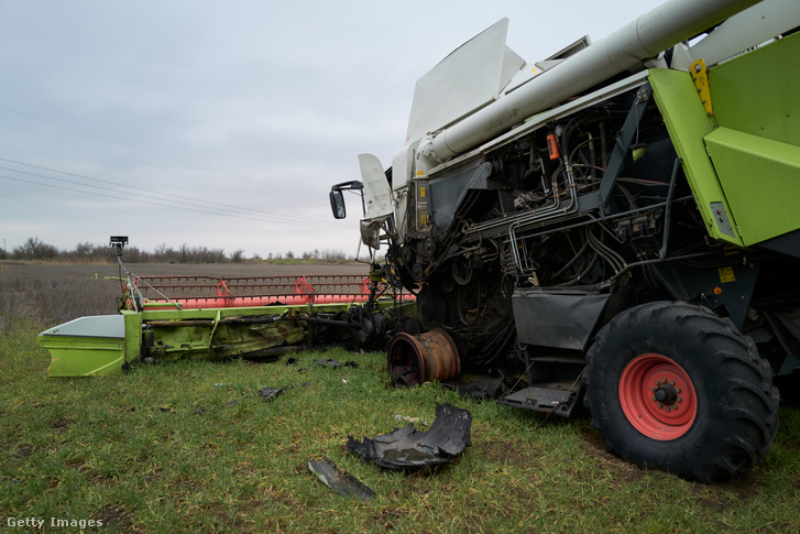Akna által megrongált kombájn egy mezőgazdasági területen 2023. január 7-én Herszonban, Ukrajnában