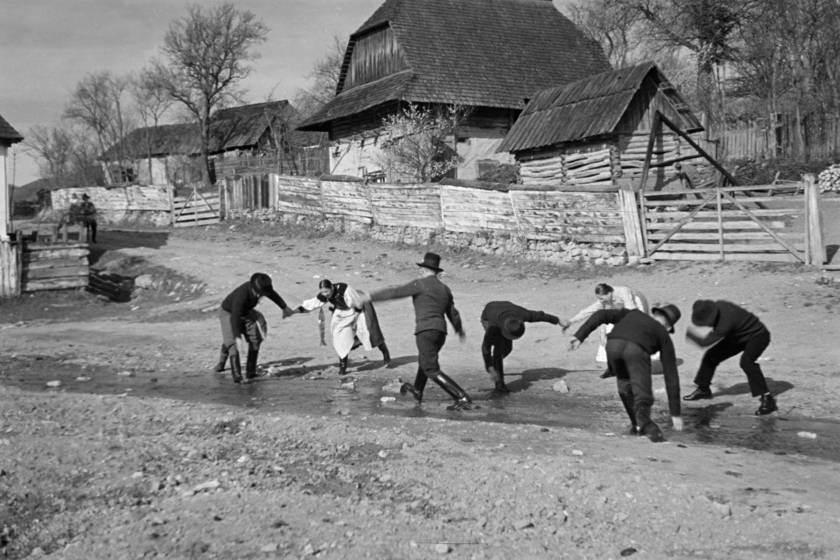 Az Észak-Dunántúl szlovák telepítésű falvaiban a vesszőzés volt a szokás. Ennek fő kelléke a sibakorbács volt, ami 4, 6, 8 vagy 9 szál fűzfavesszőből készül. Ezzel az 50-60 cm hosszú korbáccsal aztán házról házra járva a legények, férfiak, kisfiúk megveregetik a lányokat, asszonyokat.