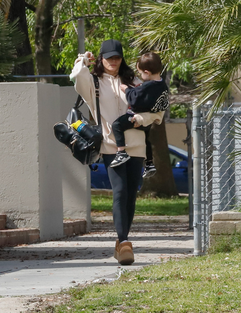 Channing Tatum exfelesége, Jenna Dewan akkor szúrt szemet a lesifotósoknak Los Angelebsen, amikor kisfiával a karjaiban intézkedett