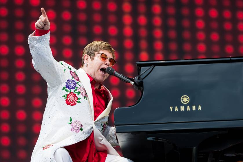 Elton John az időbeosztására hivatkozott.