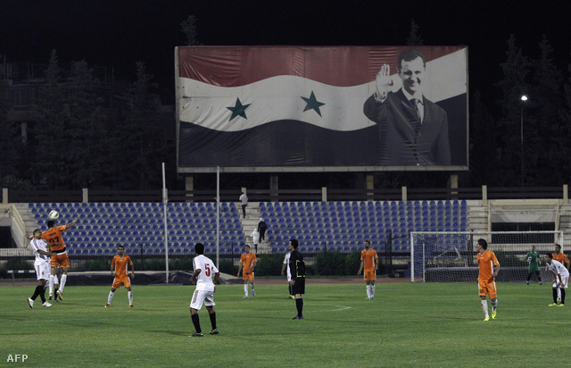 Bassár el-Aszad portréja egy szíriai focimeccsen