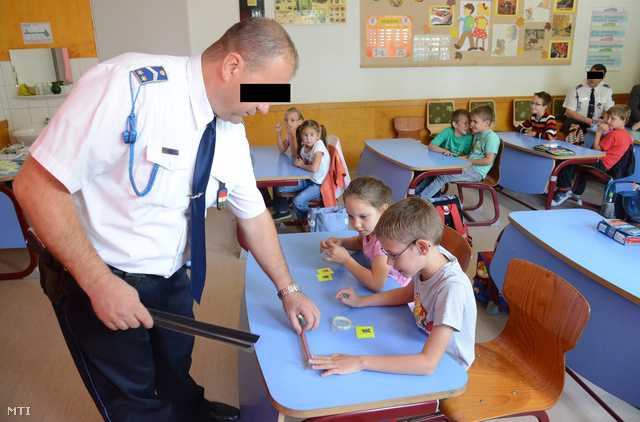 Iskola rendőre tanóra egy Vas megyei általános iskolában