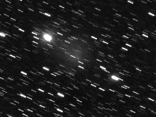 Rolando Ligustri szeptember 7-én készült képe jól illusztrálja az Encke-üstökös különleges megjelenését. A teljesen csillagszerű, igen halvány magot egy nagyon halvány, ám hatalmas kóma veszi körül.