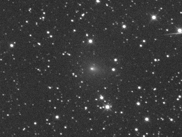 Az osztrák Michael Jäger szeptember 10-i hajnali felvétele a csóvába hajló kómát és erős központi sűrűsödést mutató üstökösről.