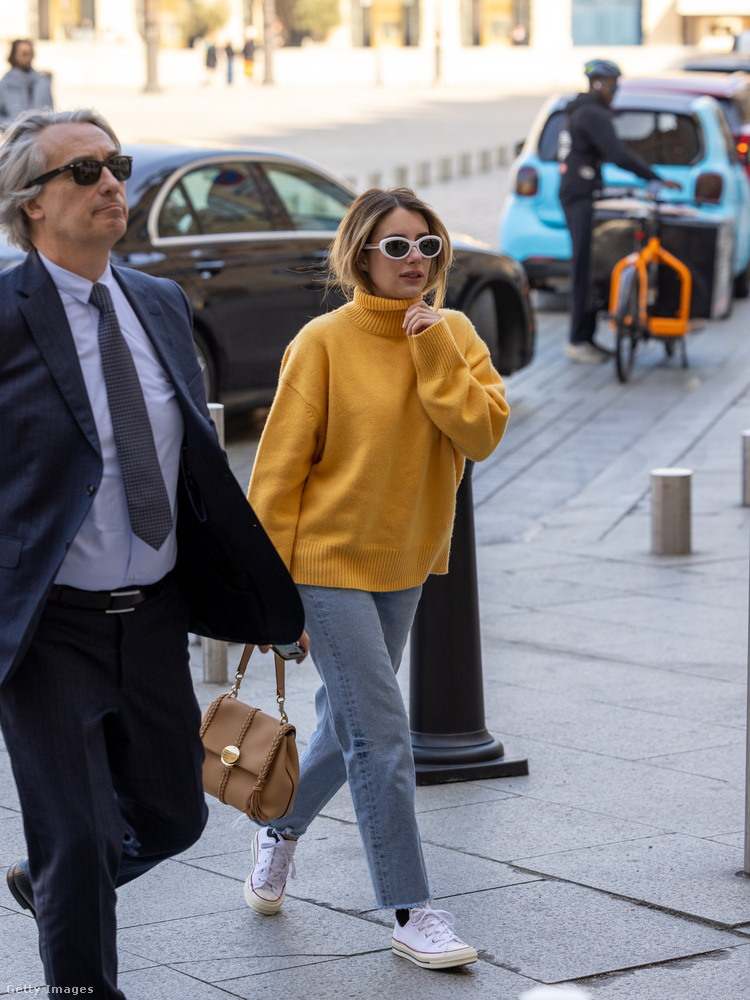 Mustársárga pulcsijában nagy feltűnést keltett Emma Roberts