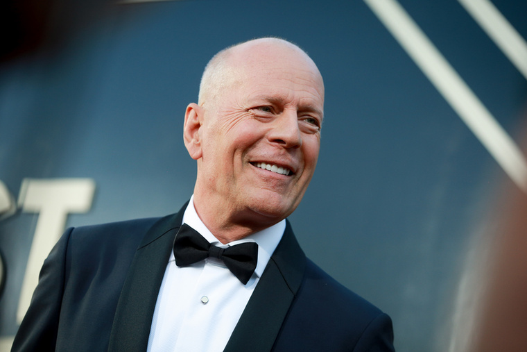 Paparazzi rovatunk mai kiadását egy friss, Bruce Willisről készült lesifotóval zárjuk