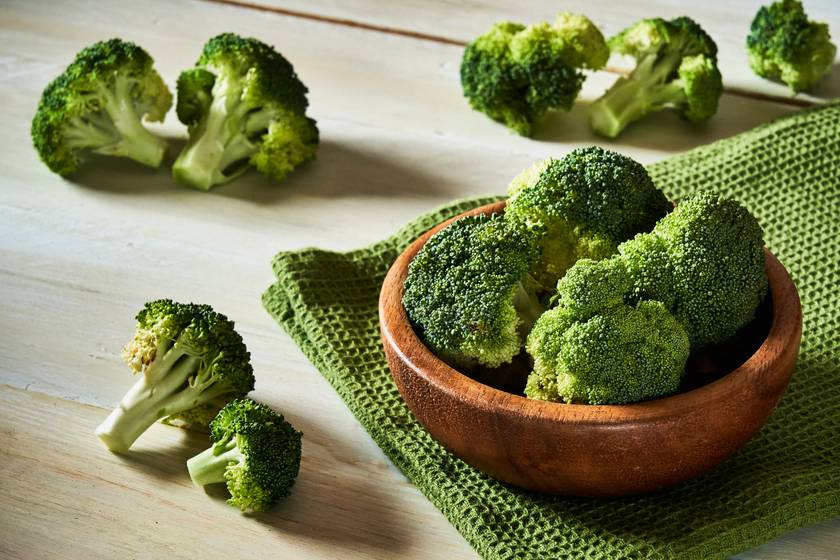 A brokkoli rendkívül egészséges zöldség, magas vastartalma mellett magnéziumban, K-vitaminban és C-vitaminban is gazdag. Mivel a C-vitamin elengedhetetlen a vas felszívódásához, vashiányosoknak kiemelten ajánlott a zöldség rendszeres fogyasztása.