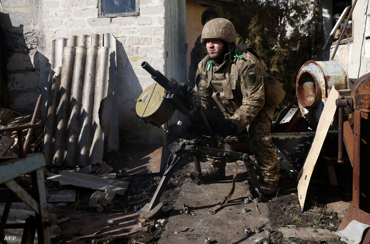 Ukrán katona Bahmut városában, a donyecki régióban 2023. március 3-án