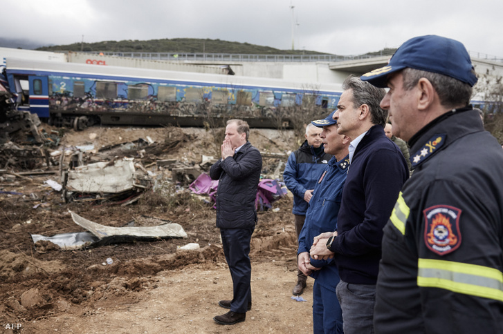 Kosztasz Karamanlisz görög közlekedési miniszter és Kiriákosz Micotákisz görög miniszterelnök a vonatbaleset helyszínén 2023. március 1-jén