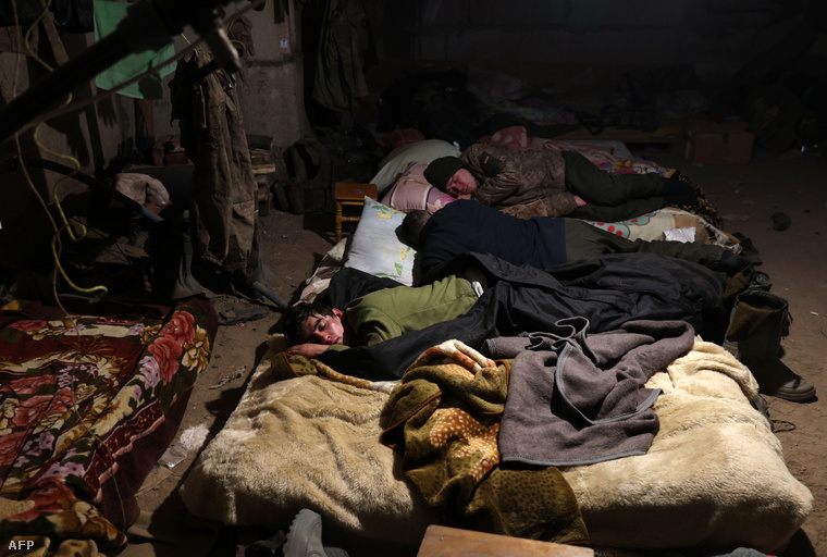 Óvóhelyen pihenő ukrán katonák valahol Bahmutban, 2023