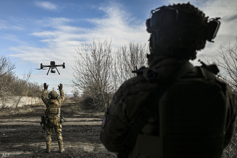 Ukrán katona drón indít az orosz állások kifürkészésére Bahmutnál, 2023