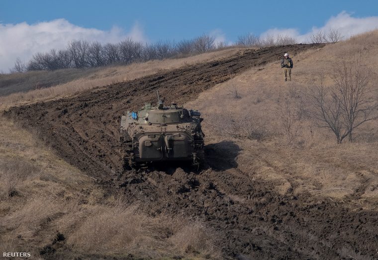 Egy szovjet gyármányú BMP-2-es gyalogsági harcjármű halad nem messze a bahmuti frontvonaltól, 2023