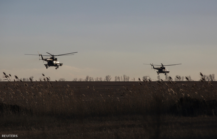 Bahmut körüli földek felett szállnak az ukrán hadsereg helikopterei, 2023