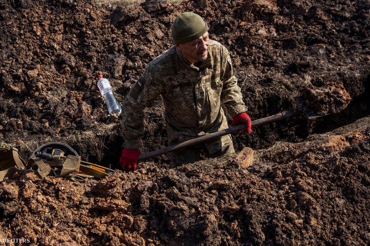 Lövészárkot ásó ukrán katona a bahmuti frontvonalnál, 2023
