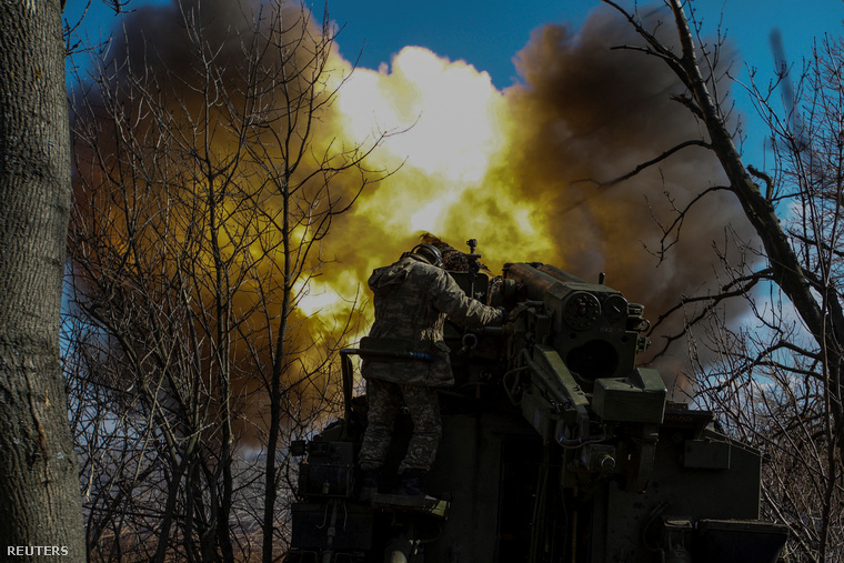Ukrán katonák lövik az orosz állásokat Bahmutnál egy önjáró löveggel, 2023