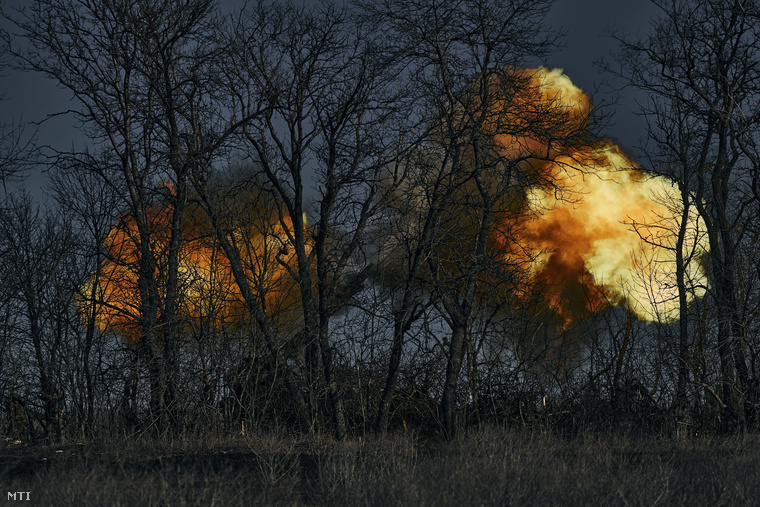 Ukrán önjáró löveg nyit tüzet a donyecki régióban lévõ Bahmut közelében húzódó frontvonalon, 2023