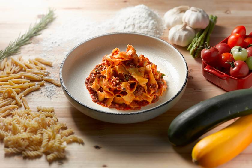 Gondoltad volna, hogy az eredeti bolognaihoz nem a spagetti a tökéletes tésztafajta? A szósz kétféle húst tartalmaz, és nagyon sokáig rotyog tálalás előtt a fazékban.