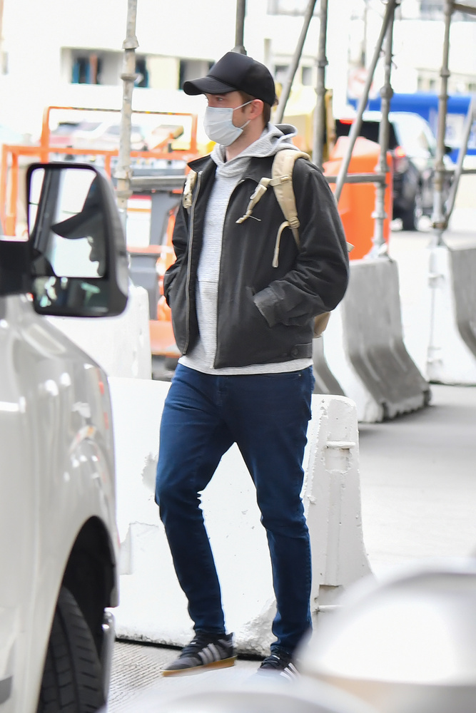 Robert Pattinsont egy Los Angeles-i reptéren látták meg a fotósok a napokban