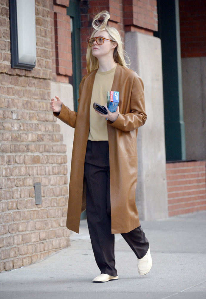 Elle Fanning szintén ezt a szeles New York-i napot választotta egy kis vásárlásra
