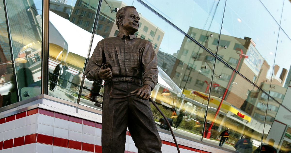 Ray Kroc szobra a chicagói McDonald's étterem előtt