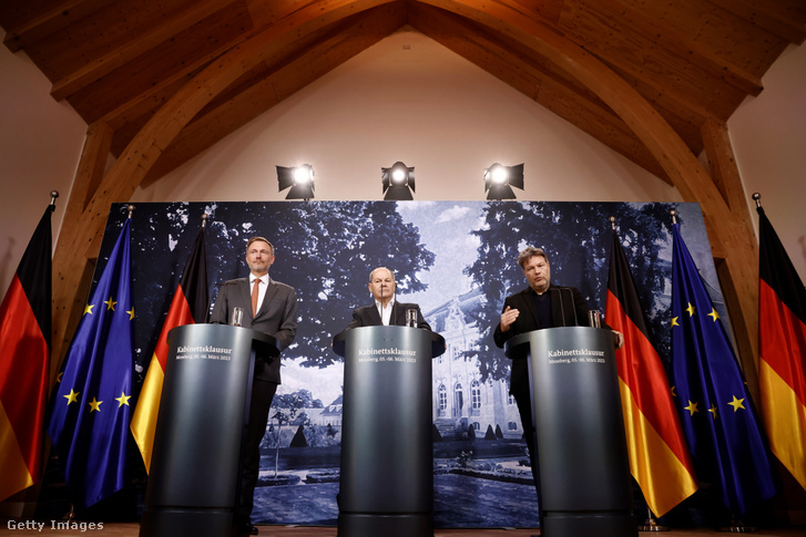 Christian Lindner, Olaf Scholz és Robert Habeck a Schloss Mesebergben 2023. március 6-án