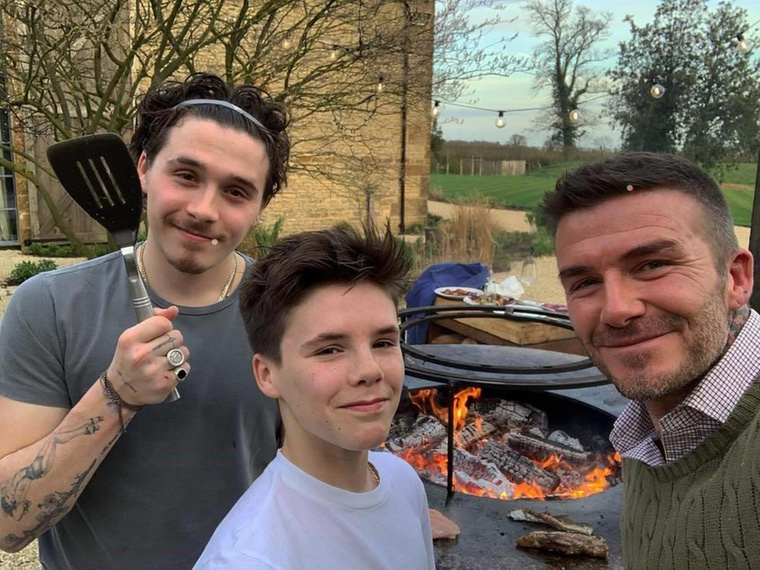 David Beckham bármikor kapható egy jó grillezésre, itt például éppen a fiaival sütöget: Cruz Beckhammel és Brooklyn Beckhammel
