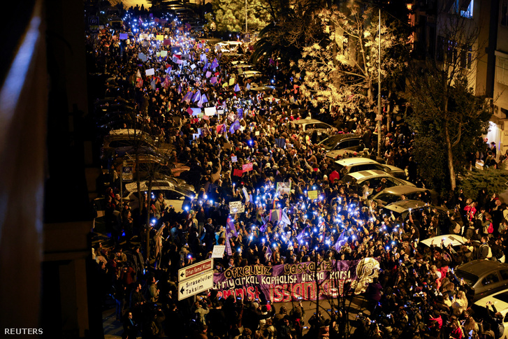 Tüntetők Isztambulban 2023. március 8-án