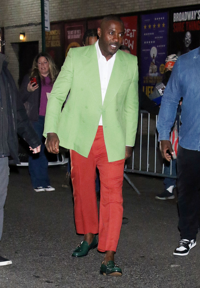 Idris Elba ebben a feltűnően színes öltönyben jelent meg egy népszerű amerikai talk-showban New Yorkban