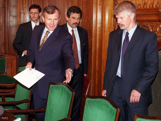 2000. május 31. Járai Zsigmond pénzügyminiszter (b2) hivatalában fogadja Csák Jánost a MOL Igazgatóságának elnökét (j1) és Mosonyi Györgyöt a MOL vezérigazgatóját