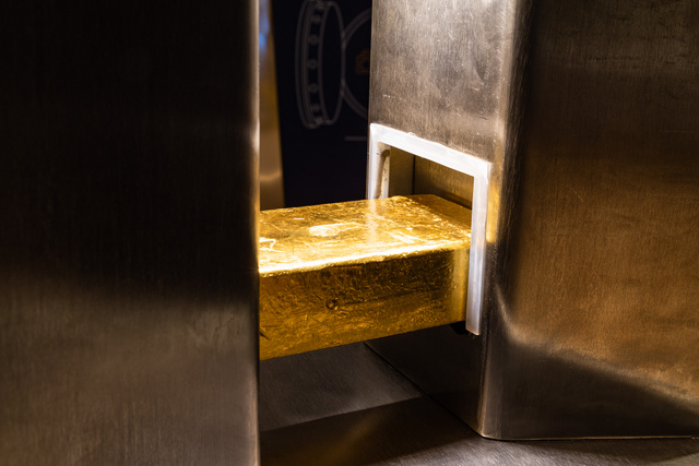Egy 12 kilogrammos, valódi aranyrudat is megemelhetünk a múzeumban