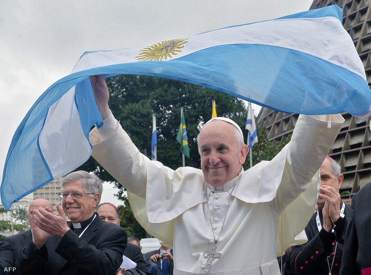 Ferenc pápa argentin zászlót lobogtat a Rio de Janeiró-i metropolita katedrális előtt Brazíliában 2013. július 25-én