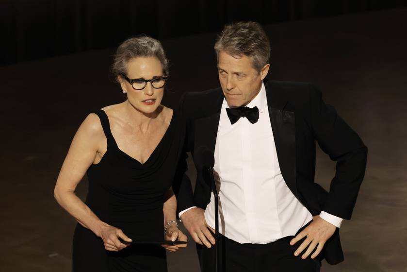 Hugh Grant és Andie MacDowell a 95. Oscar-díjátadón a Dolby Színház színpadán.