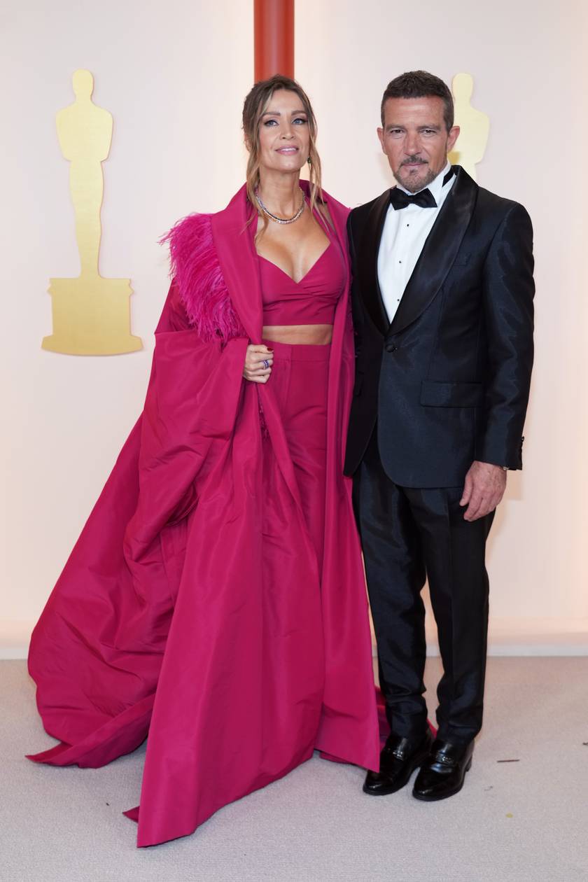 Antonio Banderas 22 évvel fiatalabb szerelmének dekoltázsa vonzotta a tekinteteket a 2023-as Oscar-gála vörös szőnyegén.