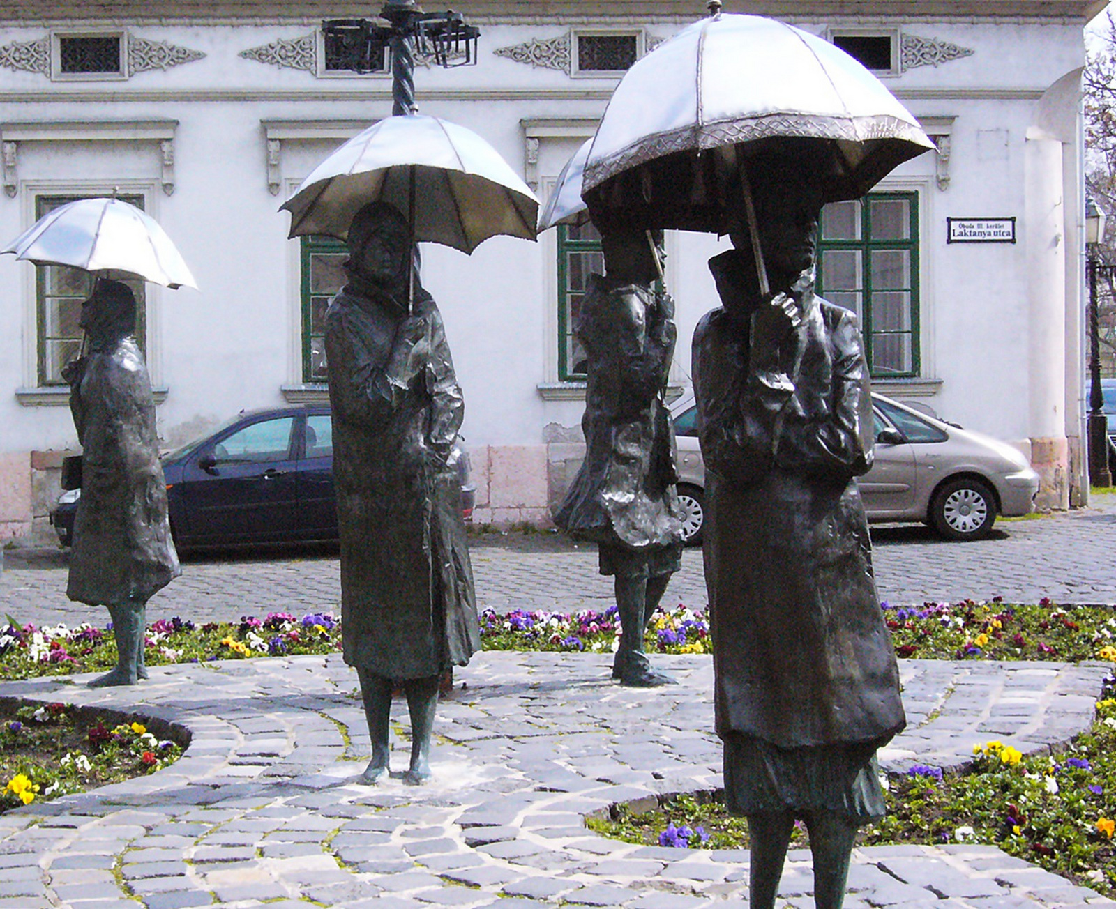 Melyik budapesti kerületben látható a Várakozók című szoborcsoport?